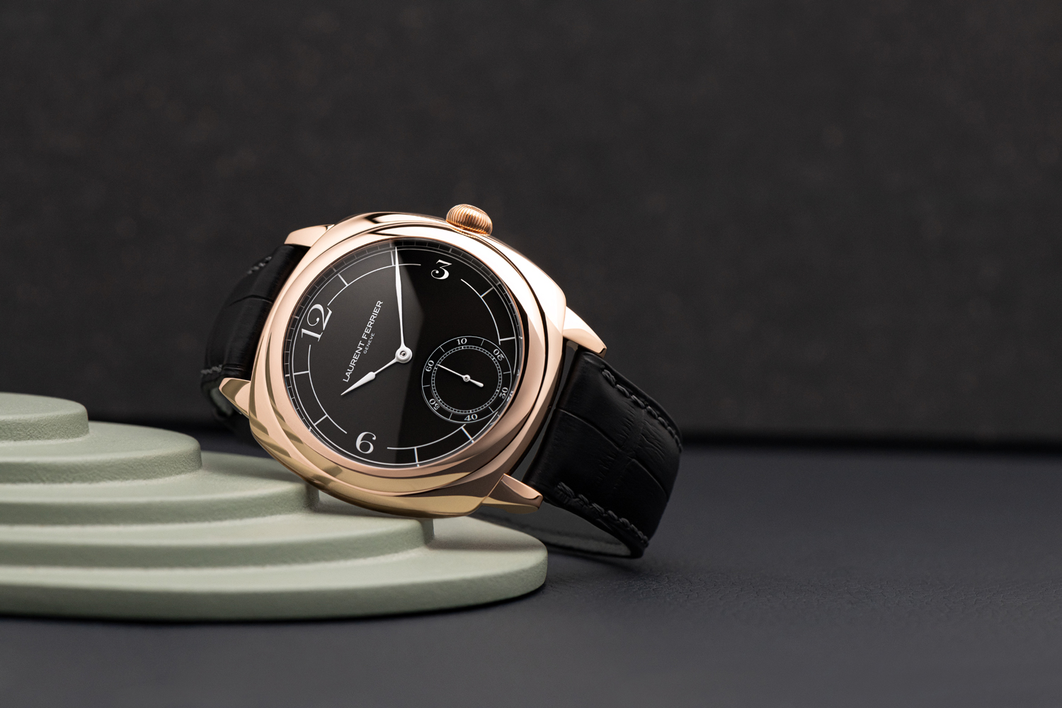 laurent ferrier SQUARE MR RETRO RED GOLD LIFESTYLE FRONT Web